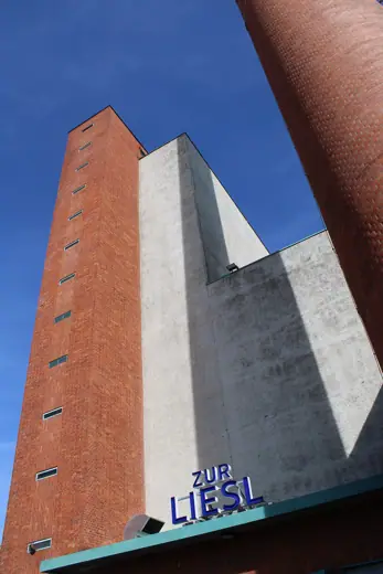 Photo 3: Exterior