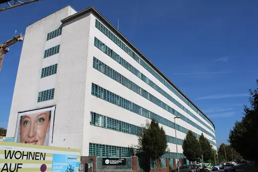 Photo 4: Exterior