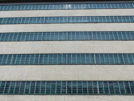 Photo 7: Detail · Fassade/Fensterbänder der Tabakfabrik Linz (Bau 1) Blick von der Ludlgasse auf das Gebäude
