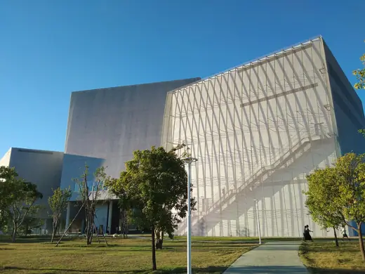 Photo 1: Exterior