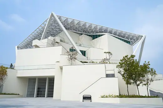 Photo 2: Exterior
