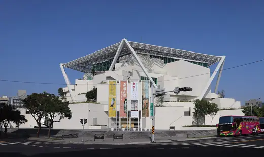Photo 3: Exterior