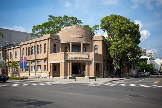 Photo 4: Exterior