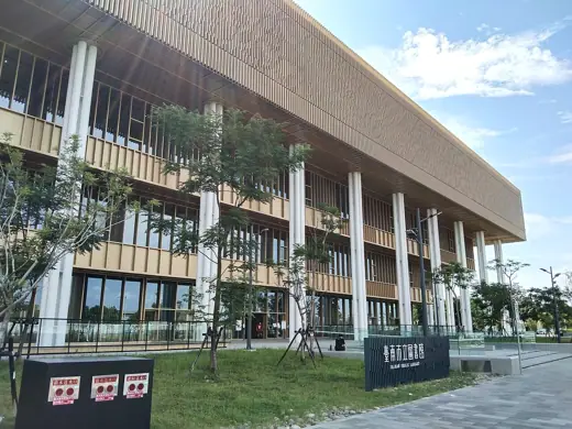 Photo 1: Exterior