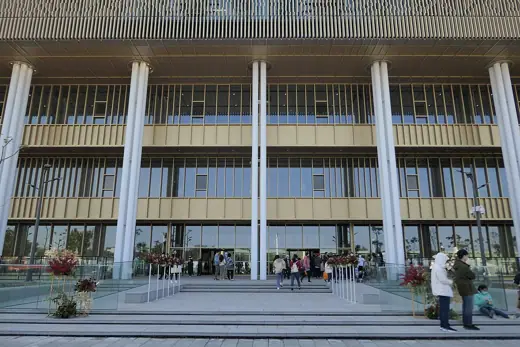 Photo 4: Exterior