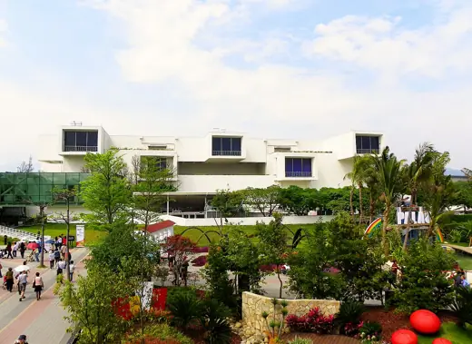 Photo 2: Exterior