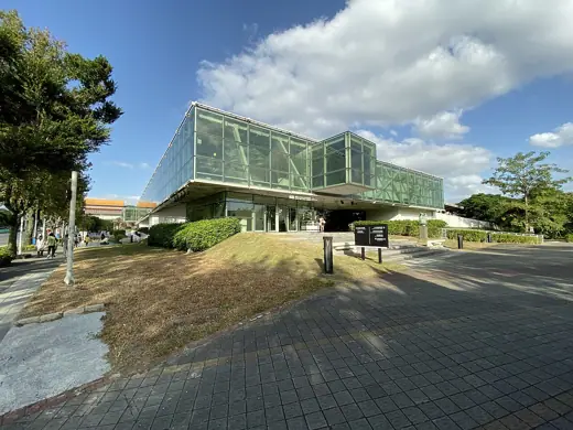 Photo 4: Exterior
