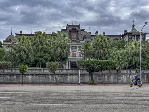 Photo 4: Exterior