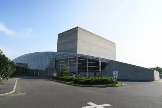 Photo 1: Exterior