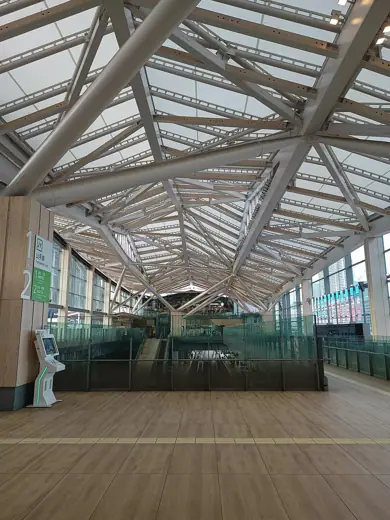 Photo 6: Interior · Vista del hall central de la estación Takanawa Gateway