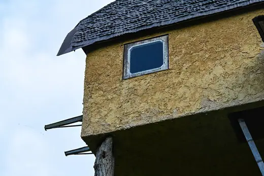 Photo 2: Exterior