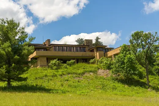 Photo 3: Exterior
