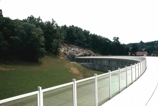 Photo 3: Exterior