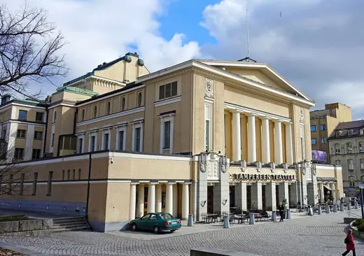 Photo 2: Exterior