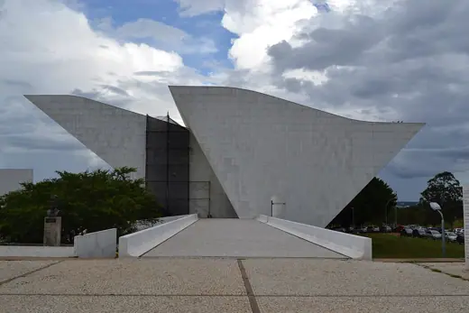 Photo 2: Exterior · Oscar Niemyer, Panteão da Pátria e da Liberdade Tancredo Neves (Pantheon of the Fatherland and Freedom), 1985