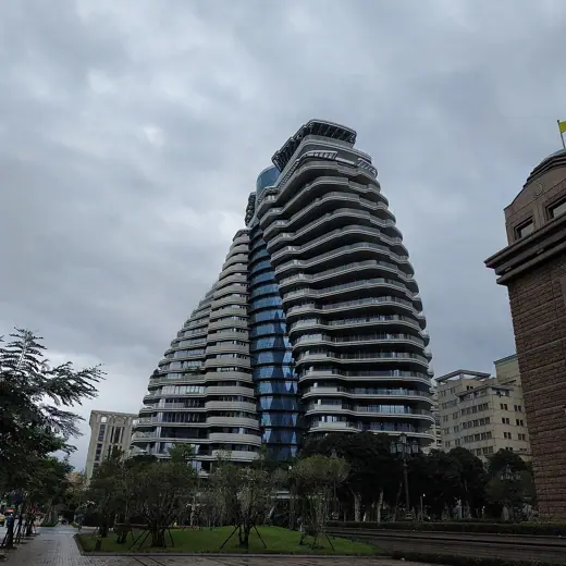 Photo 2: Exterior