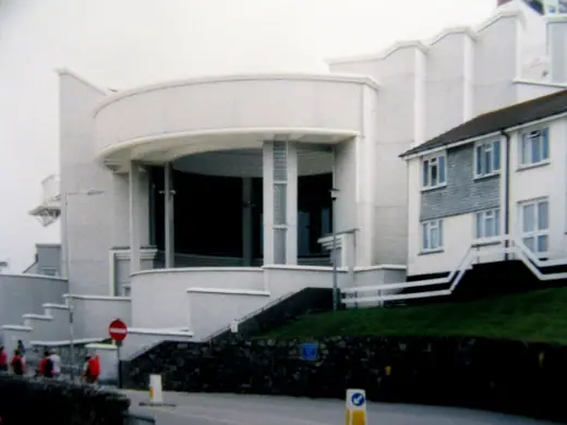 Photo 2: Exterior