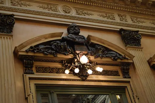 Photo 5: Interior · Busto de Gounod en el Teatro Colón