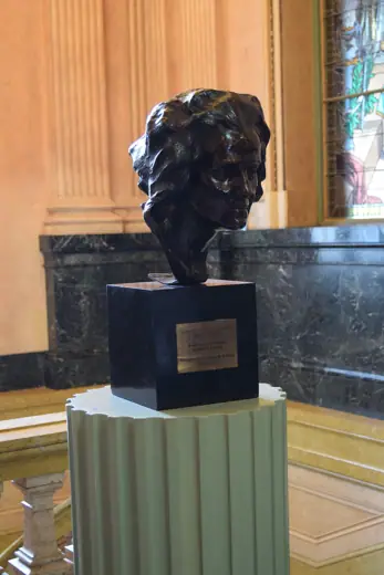 Photo 6: Interior · Busto de Ninon Vallin en el Teatro Colón