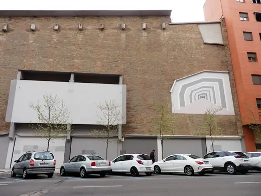 Photo 1: Exterior