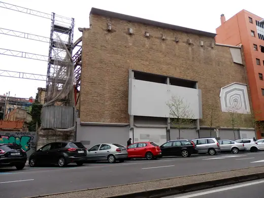 Photo 2: Exterior