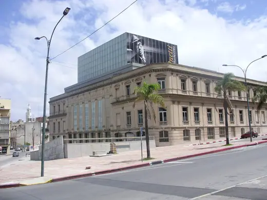 Photo 1: Exterior · Imagen de la fachada del Teatro Solís (Montevideo, Uruguay)