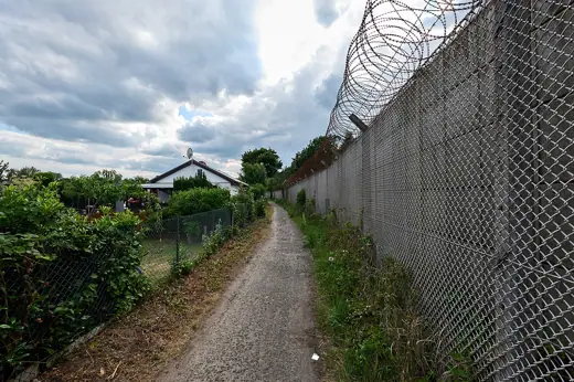 Photo 4: Exterior · Path around the Tegel airport in Berlin