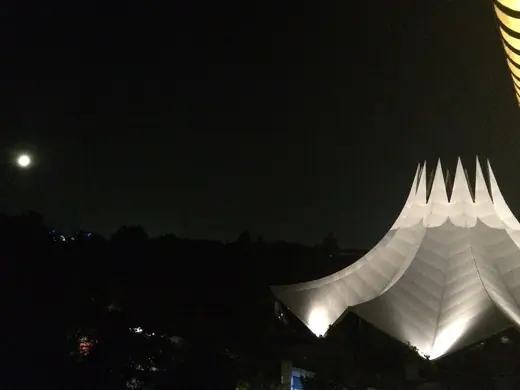 Photo 6: Context · Tempodrom bei Halbmond aus dem Crown Plaza Hotel Potzdamer Platz Berlin