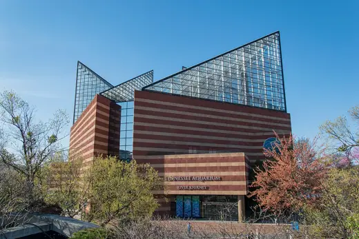 Photo 1: Exterior