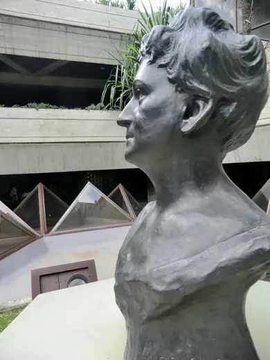 Photo 4: Exterior · Busto de la pianista y compositora Teresa Carreño en el Complejo Cultural del mismo nombre en Caracas