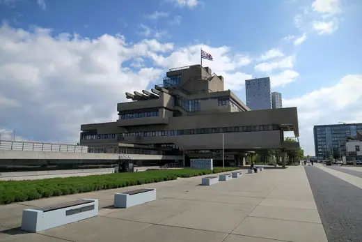 Photo 2: Exterior · Tijdens ons verblijf in Zeeuws-Vlaanderen wilde ik op de terugweg langs Terneuzen voor het stadhuis