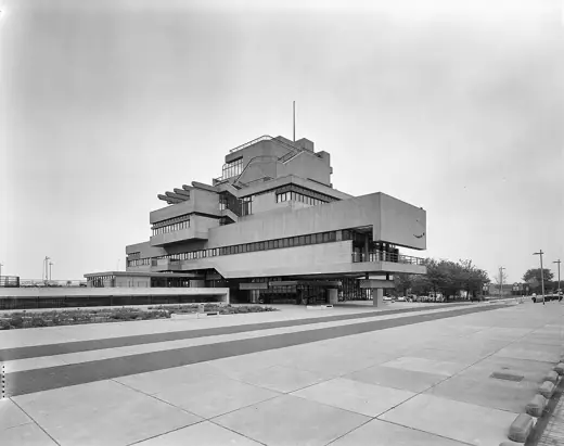 Photo 3: Exterior · Stadhuis: Overzicht (opmerking: Gefotografeerd voor Monumenten In Nederland Zeeland, bladzijde 236)