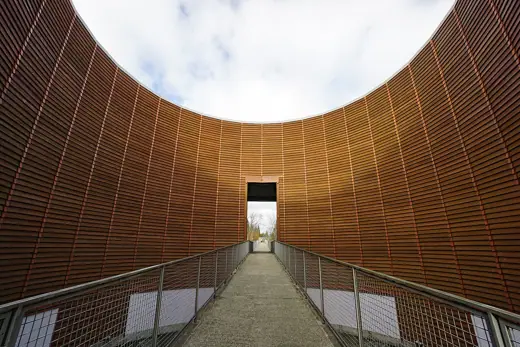 Photo 2: Exterior