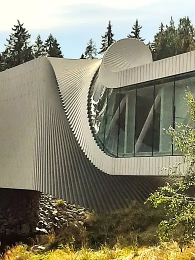 Photo 4: Exterior