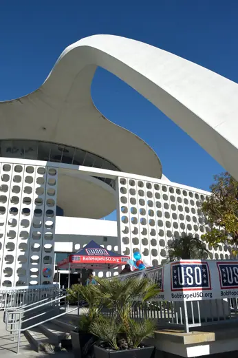 Photo 4: Exterior