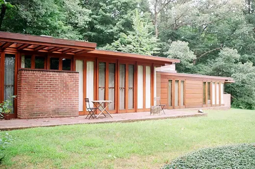 Photo 1: Exterior