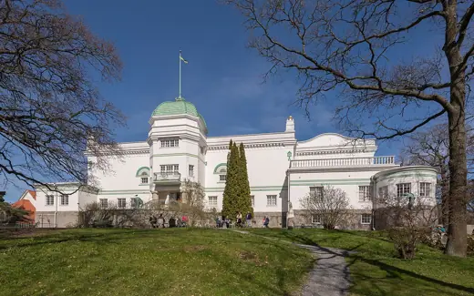 Photo 1: Exterior