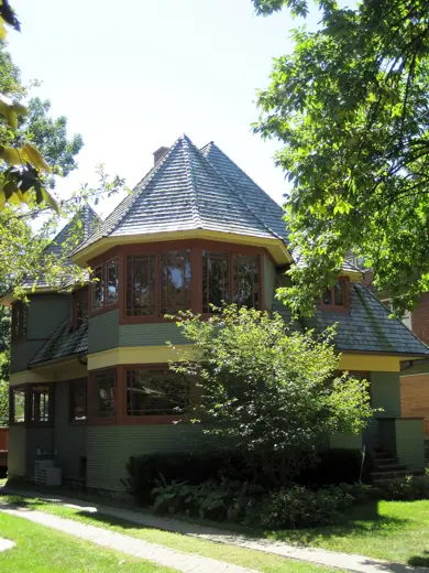 Photo 2: Exterior