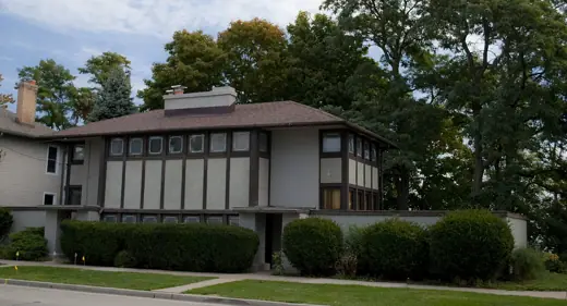 Photo 1: Exterior