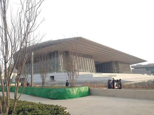 Photo 4: Exterior