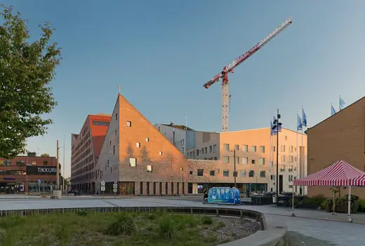 Photo 3: Exterior