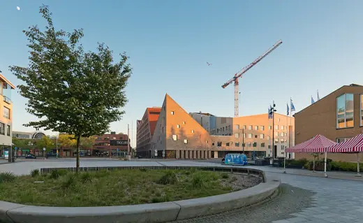 Photo 4: Exterior