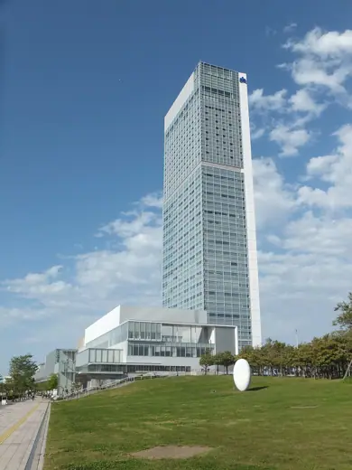 Photo 3: Exterior