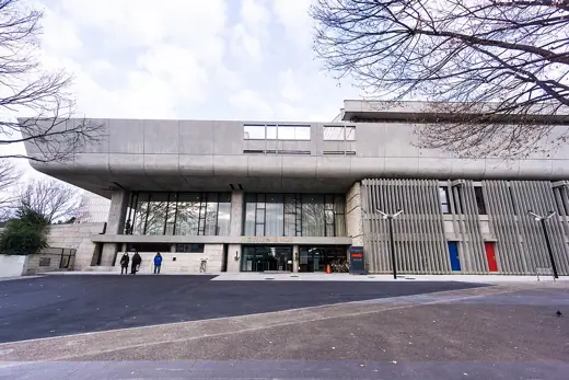 Photo 4: Exterior