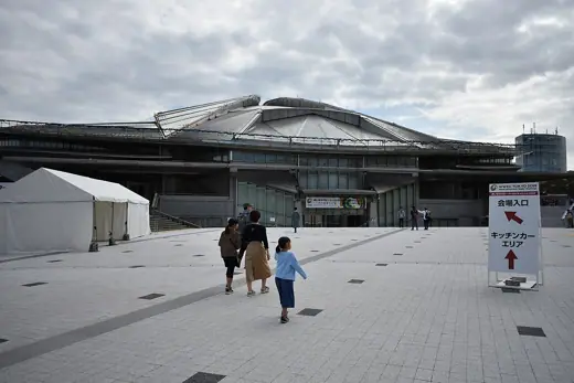 Photo 2: Exterior