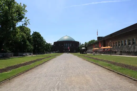 Photo 4: Exterior