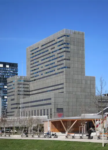 Photo 3: Exterior