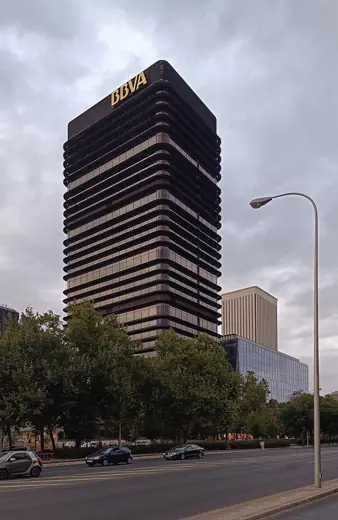 Photo 2: Exterior · Fachada del edificio Castellana 81, AZCA, Madrid
