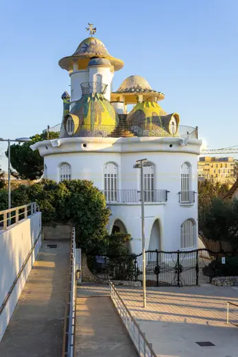 Photo 2: Exterior