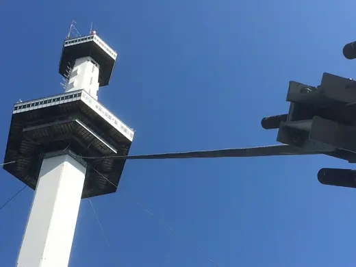 Photo 1: Exterior · La torre espacial y uno de sus tensores que la sostienen